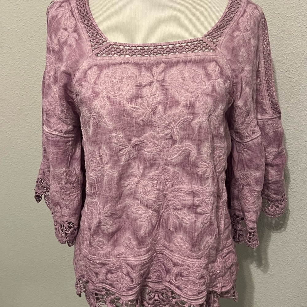 Democracy Women's lavender  Lace Trim Top